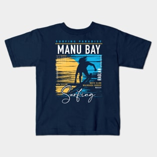 Retro Manu Bay Raglan Surfing // Surfers Paradise // Surf New Zealand Kids T-Shirt